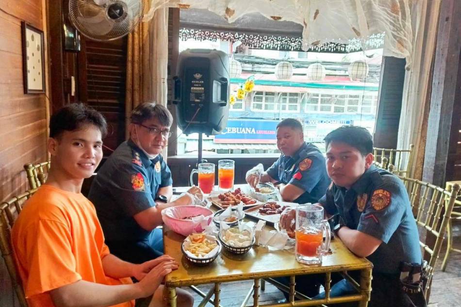 Netizens poke fun at a restaurant's photo of its staff members and customers. Tagpuan sa Pandacan
