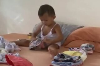 2 taong gulang na bata, bibo sa gawaing-bahay