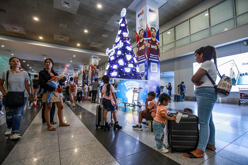 Travelers arrive at the Ninoy Aquino International Airport (NAIA)-Terminal 3 in Pasay City her their respective flights on December 13, 2023. Jonathan Cellona, ABS-CBN News