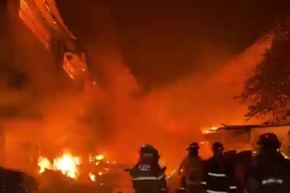 Idineklara nang fire under control ang sunog na sumiklab sa dalawang bodega sa Malabon nitong Lunes ng umaga. Karen De Guzman, ABS-CBN News.