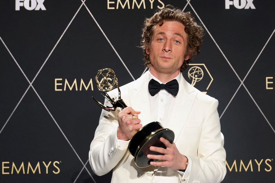 Jeremy Allen White poses with the Lead Actor in a Comedy Series award for 