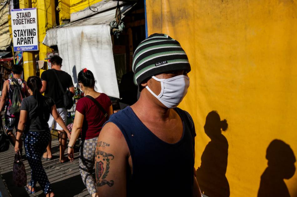 Residents shop at a flea market in Mandaluyong City on March 30, 2021. George Calvelo, ABS-CBN News/File