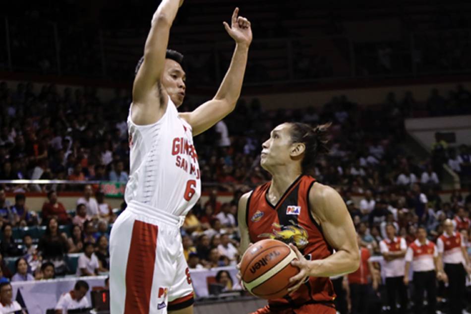 Alex Cabagnot defended by Scottie Thompson. San Miguel Beermen vs Barangay Ginebra San Miguel, March 17 2018. Photo from PBA Images. 