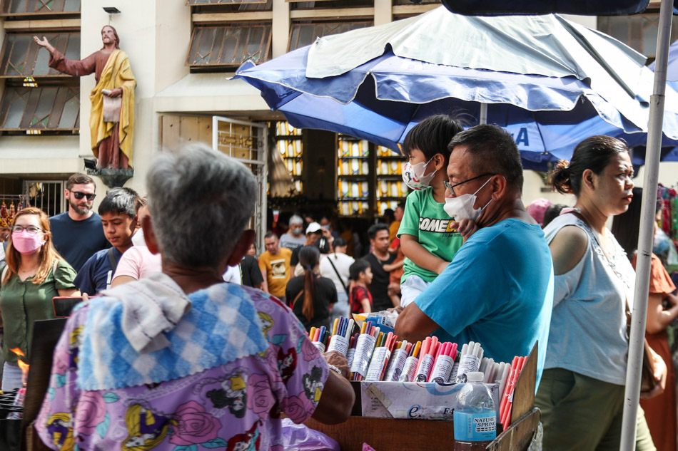 Kasama na sa ritwal, hindi lamang ng mga deboto ng Poong Nazareno, kundi sa mga parokyano ng Quiapo Church ang pagtangkilik sa mga makulay na kandila at ang kaakibat na kahulugan nito.
