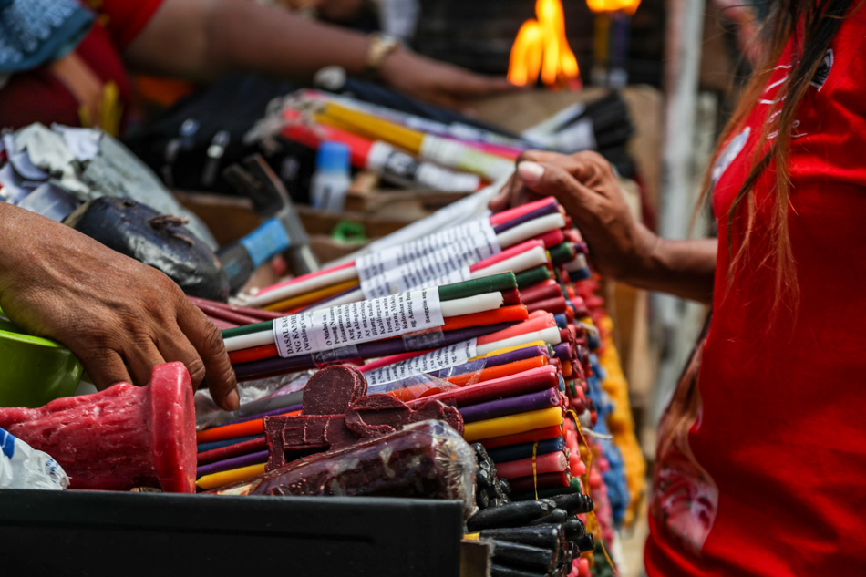 Ang bawat kulay ng kandila na tinitirik sa paligid ng Quiapo Church ay may kahulugan sa bawat deboto ng Poong Nazareno.