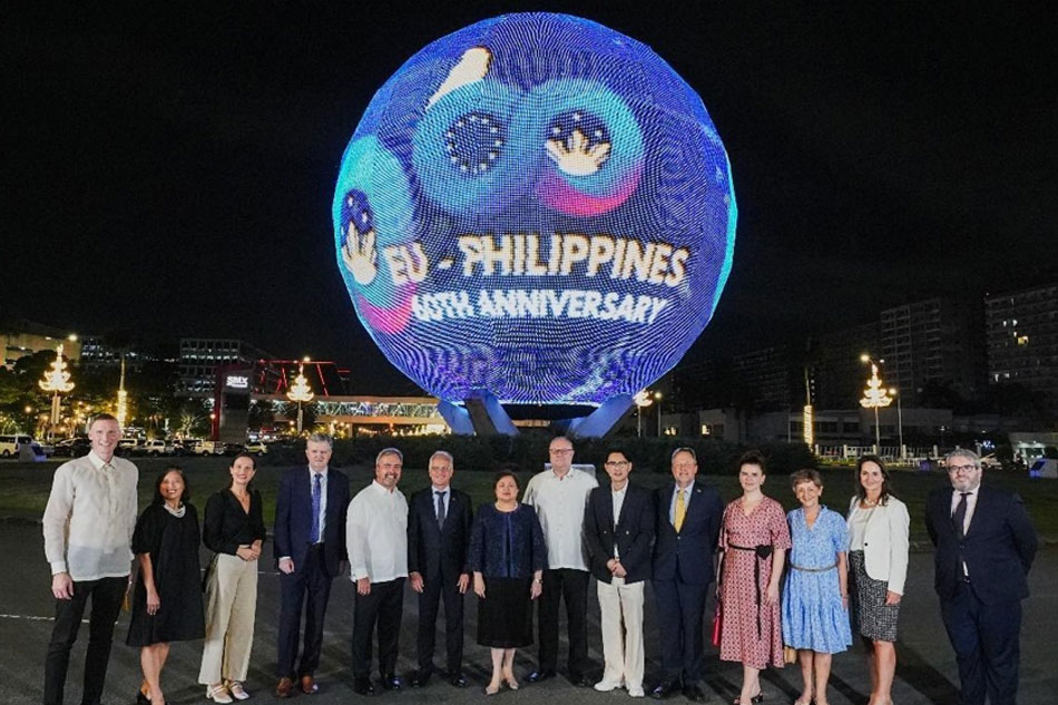 Foreign Affairs Undersecretary Theresa Lazaro and EU Ambassador to the Philippines Luc Véron, together with SM Supermalls President Steven Tan led the MOA Globe lighting ceremony. Handout photo