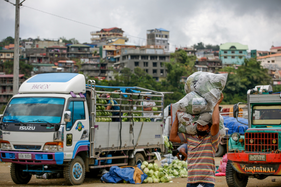 A temporary vegetable trading post near Barangay Puguis in La Trinidad, Benguet on April 15, 2020. Jonathan Cellona, ABS-CBN News/File 