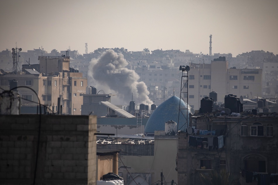 Smoke rises following Israeli air strikes on Khan Yunis, southern Gaza Strip, January 8, 2024. Haitham Imad, EPA-EFE.