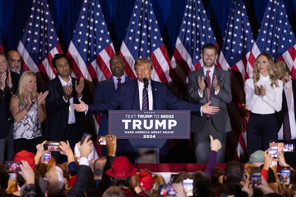 Nagbigay ng victory speech si dating US President Donald J. Trump matapos manalo sa New Hampshire primary, sa panahon ng election night watch party sa Nashua, New Hampshire, USA, Enero 23, 2024. Michael Reynolds, EPA-EFE.