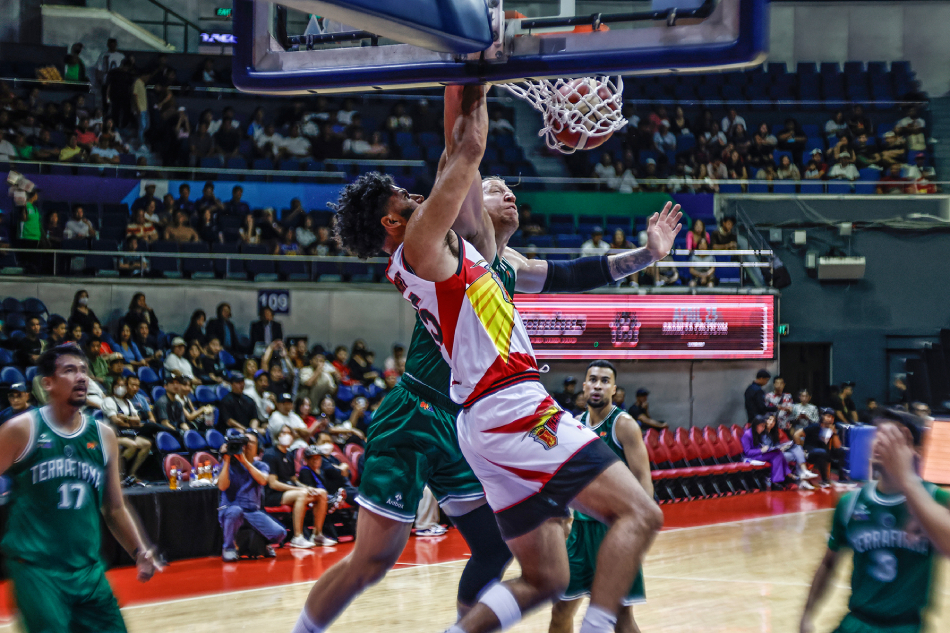San Miguel import Bennie Boatwright dunks against the TerraFirma Dyip in their PBA Commissioner