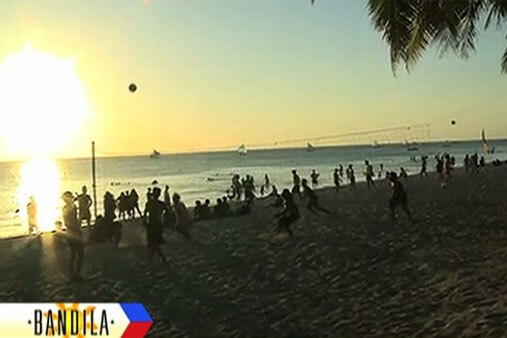 Typhoon Threat Doesnt Deter Boracay Tourists Abs Cbn News