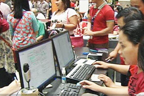 Voters swarm Comelec registration at malls | ABS-CBN News