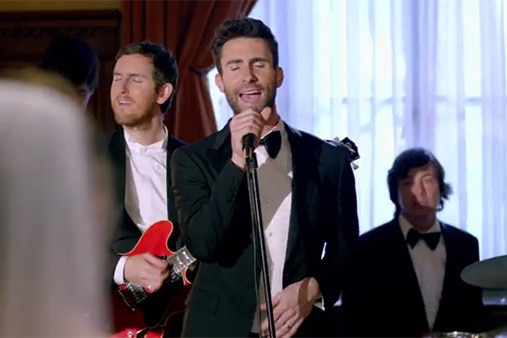 Viral Adam Levine Crashes Weddings With Maroon 5 Abs Cbn News 1973