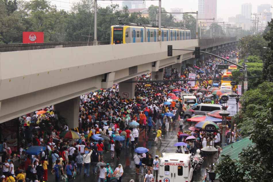 Despite rains, Pinoys still line up to see Pope | ABS-CBN News