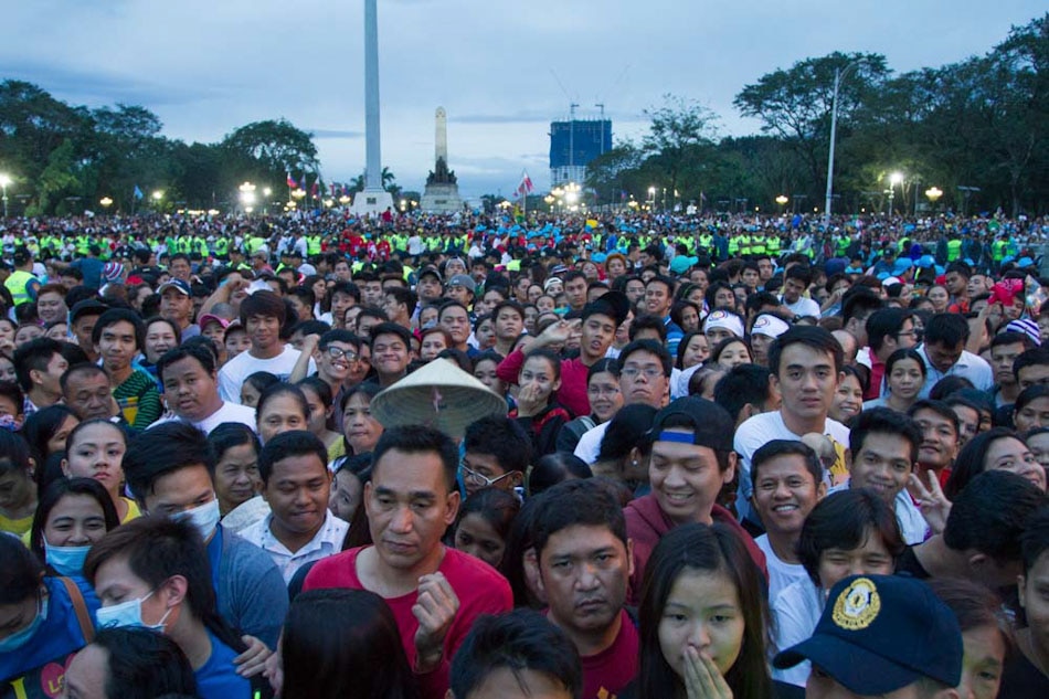 Papal mass or 'Showtime'? Luneta emcee gets flak online | ABS-CBN News