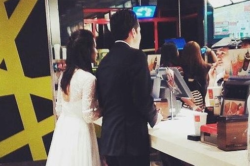 Toni Paul Visit Fast Food Chain After Wedding Reception Abs Cbn News