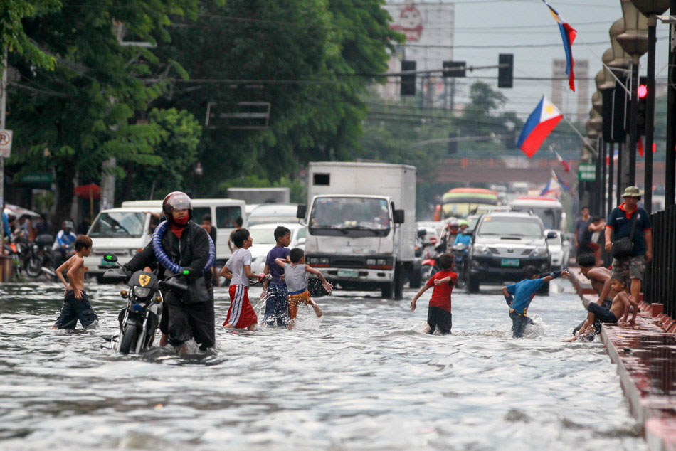 Philippines scrambles to rescue thousands from typhoon 
