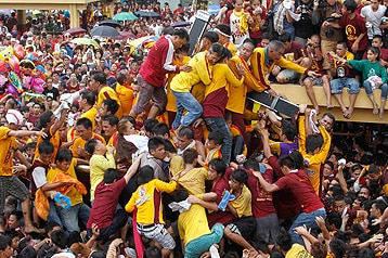 Crowds of Filipinos pray to statue for health, blessings | ABS-CBN News