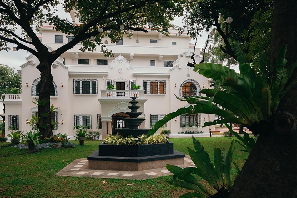 This beautifully restored 7-storey mansion has airplanes parked in its backyard 26
