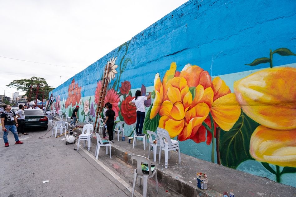 LOOK! More than 200 artists painted the North Cemetery wall with flowers for the dead 15