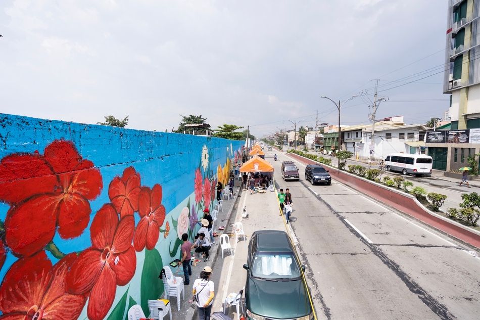 LOOK! More than 200 artists painted the North Cemetery wall with flowers for the dead 17