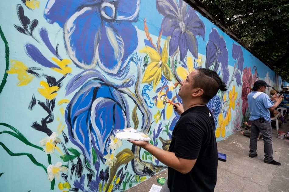 LOOK! More than 200 artists painted the North Cemetery wall with flowers for the dead 21