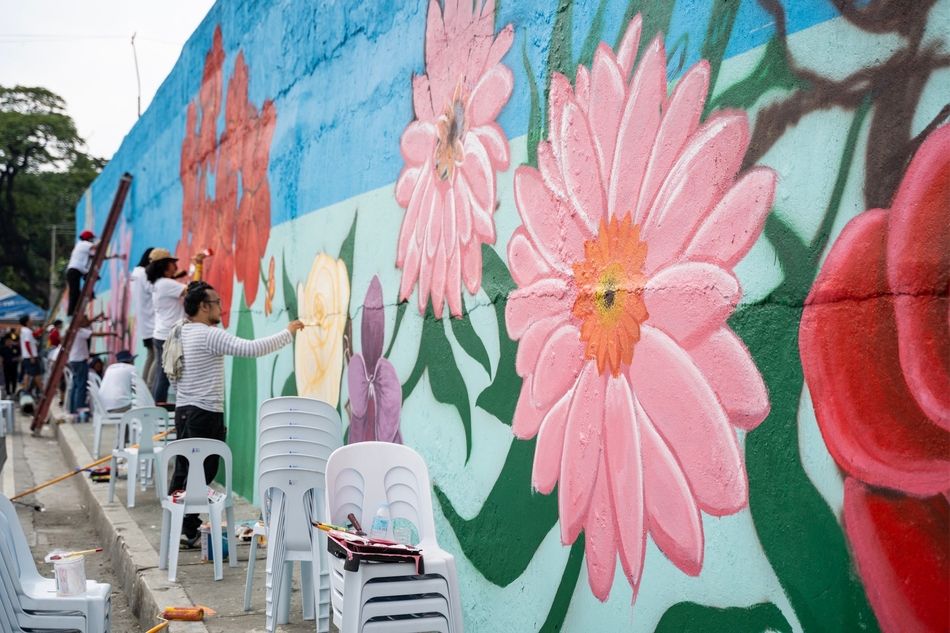 LOOK! More than 200 artists painted the North Cemetery wall with flowers for the dead 23