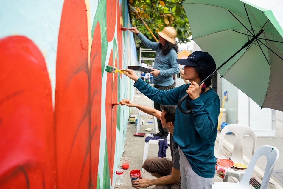 LOOK! More than 200 artists painted the North Cemetery wall with flowers for the dead 27