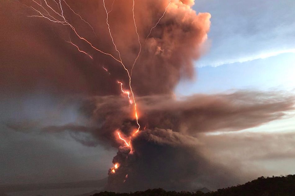 Ash fall and earthquake accompany Taal Volcano eruption 2