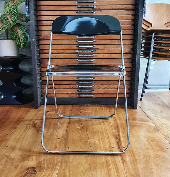 How one vintage chair shook Instagram for days, and inspired people to look at their homes again 3