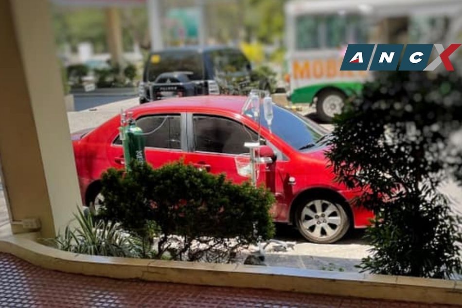 This photo of a car and oxygen tank outside a Cavite hospital has a heartbreaking story 2