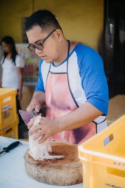 This ex-tricycle driver now sells 400 kilos of fried chicken every day 3