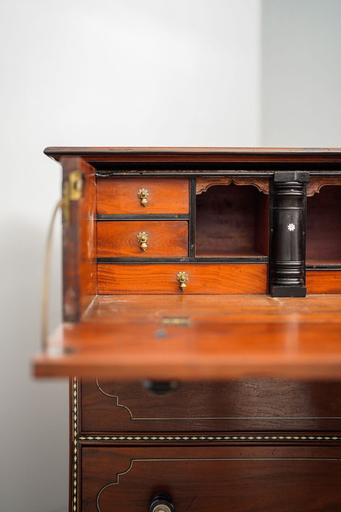 ine escritorio (drop-front desk) to be found in a cabinet from the 1850s