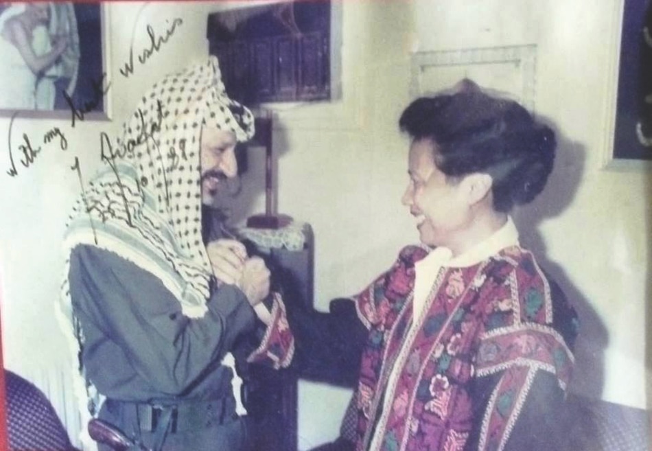 Shahani as UN Assistant Secretary-General greeted warmly by Yasser Arafat, Nobel Laureate and then-Chairman of the Palestinian Liberation Organization (PLO), mid-1980s.