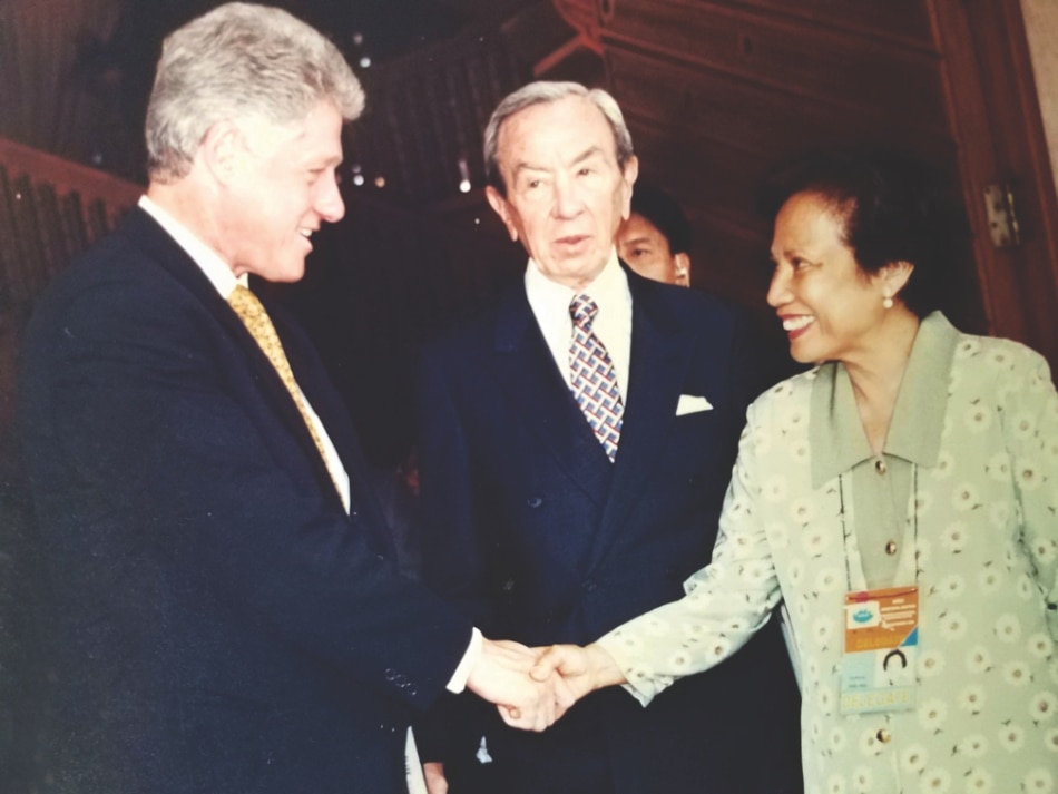 Senator Shahani with US President Bill Clinton and Secretary of State Warren Christopher.