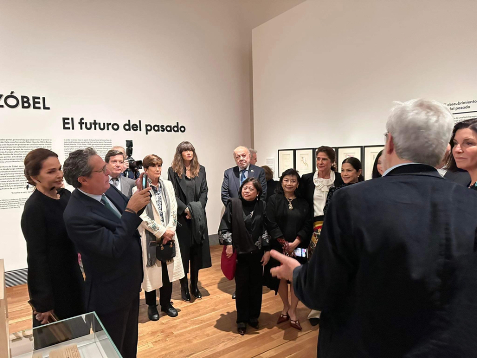 Maricris and Iñigo Zobel, Alvaro Padilla, Patsy and Sandra Zobel de Ayala, Amb. Lhuillier, Ditas Samson and fellow curator, Cristina Zobel de Ayala de Suarez de Puga and Kit Zobel de Ayala, Xandra Vallejo-Nagera,  join the curatorial tour with Prof. Pereda