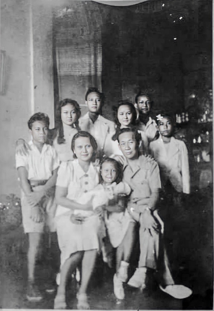 The musician Manuel Velez and sarswela star wife Concepcion with their children. Lilian is standing second from left.