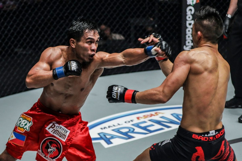 Kevin Belingon punching Martin Nguyen