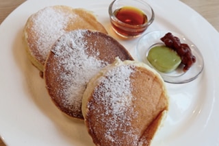 VIDEO: The secret is revealed to those fluffy soufflé pancakes that are all the rage in Japan