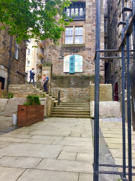 Strolling and dining off the tourist path in Edinburgh 5