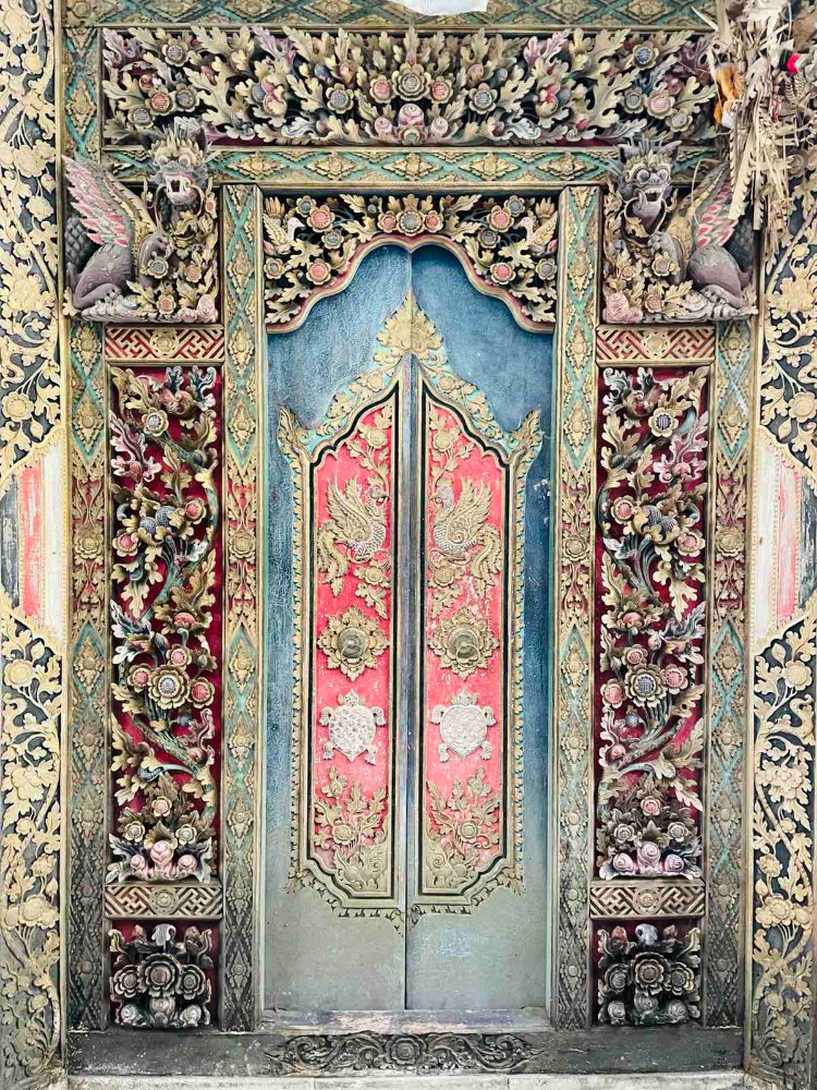 A decorative Balinese door at Plataran.