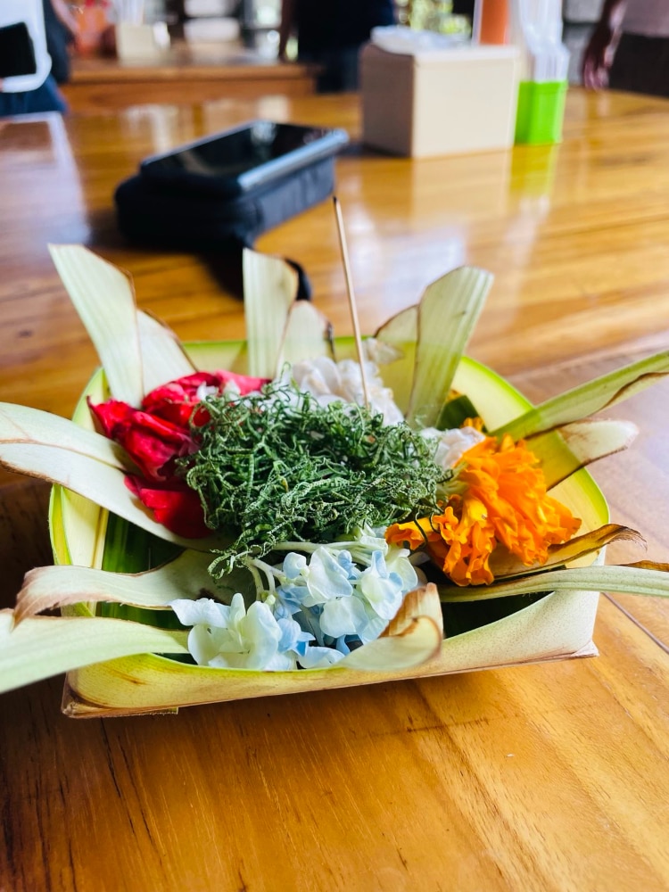 An offering tray made of palm leaves