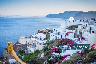 How to avoid the crowds on Santorini