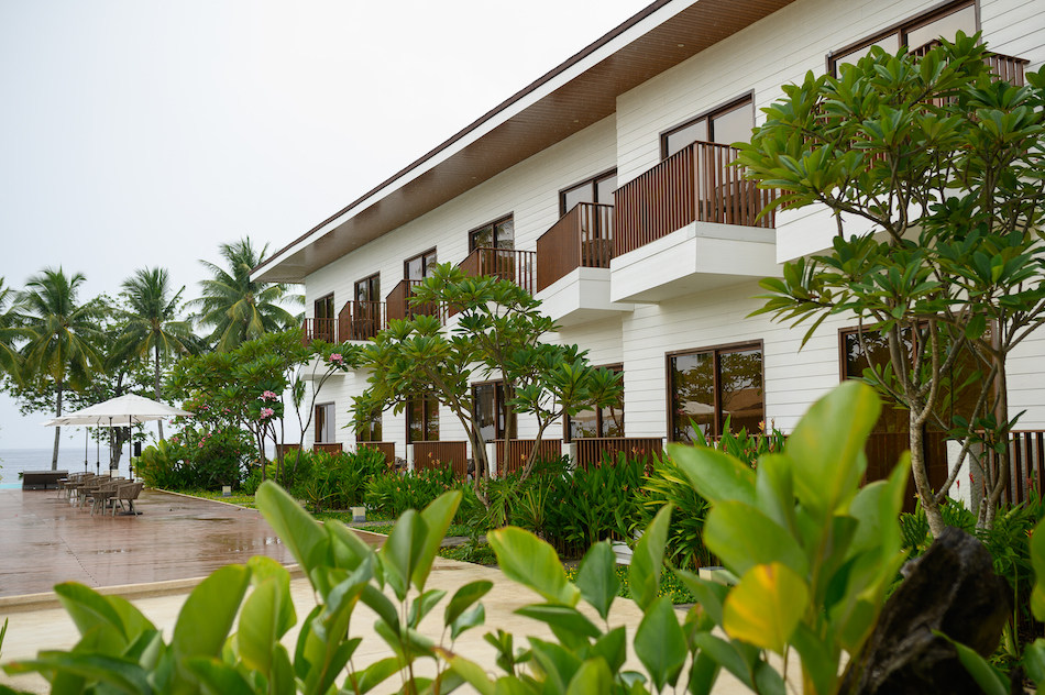 The poolside rooms with an ocean view.