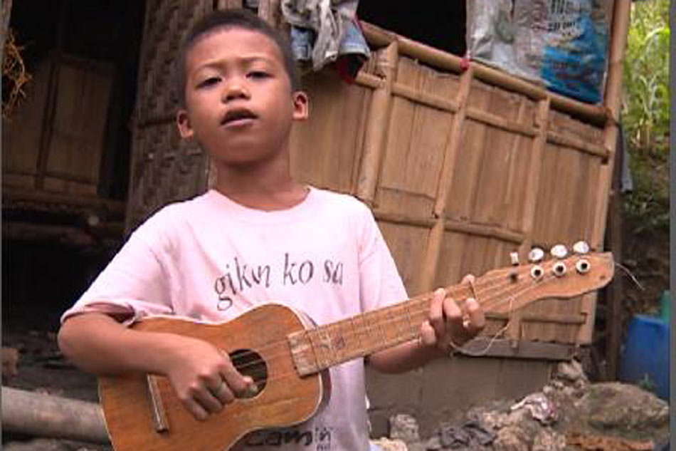 8-year-old boy sings carols to feed baby sister 1