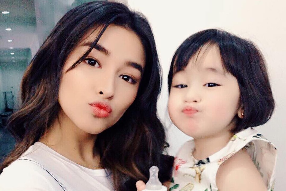 Look Scarlet Snow Gets To Kiss Liza Soberano Abs Cbn News 4057