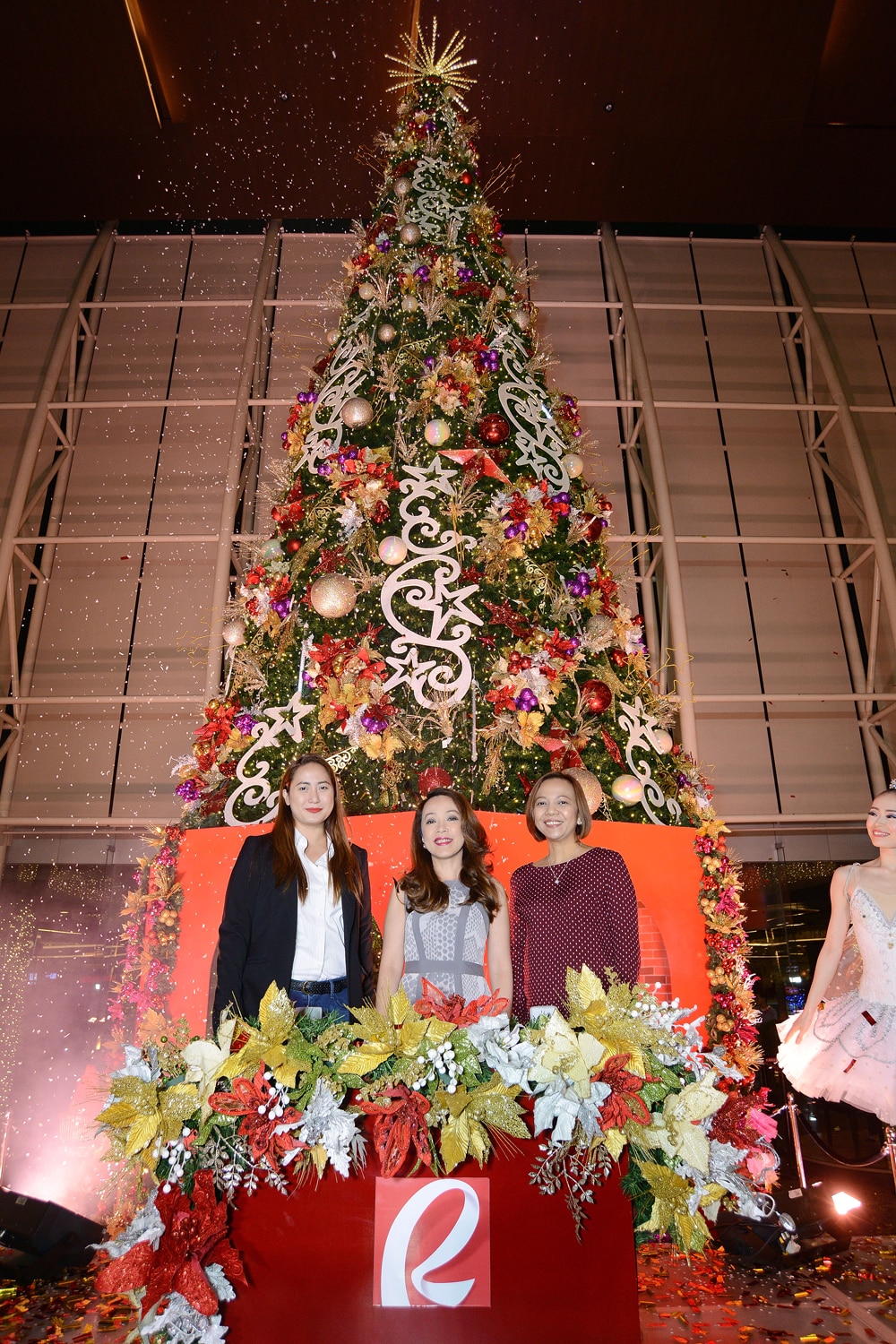 40 days to X'mas: Robinsons lights up giant Christmas trees | ABS-CBN News