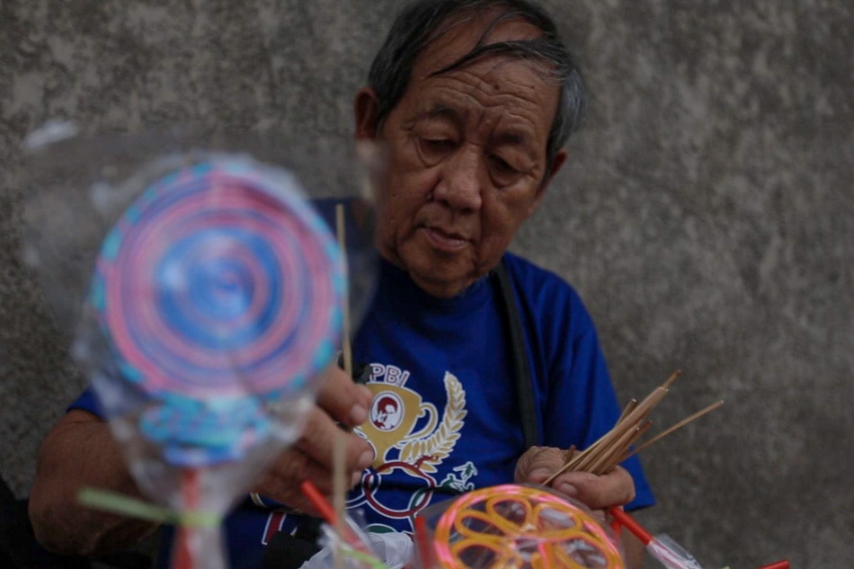 VIRAL: Pampanga&#39;s &#39;Lolo Pops&#39; spreads happiness, one candy at a time 10