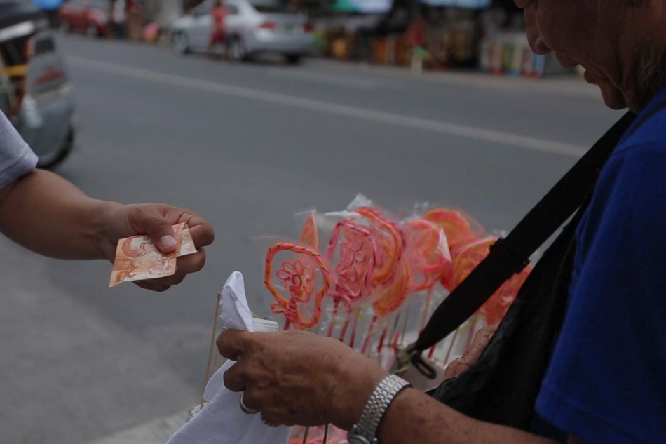 VIRAL: Pampanga&#39;s &#39;Lolo Pops&#39; spreads happiness, one candy at a time 11