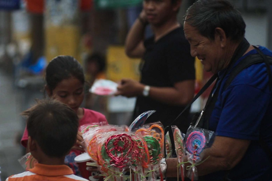VIRAL: Pampanga&#39;s &#39;Lolo Pops&#39; spreads happiness, one candy at a time 12